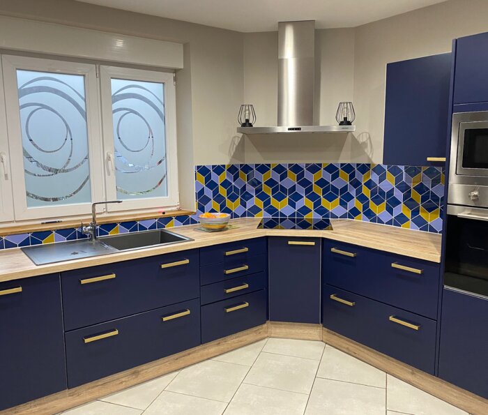 Pose - Crédence motif effet cubes bleu